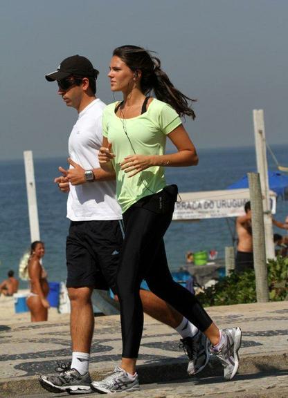 Daniella Sarahyba se exercita pela orla da praia de Ipanema, Rio de Janeiro