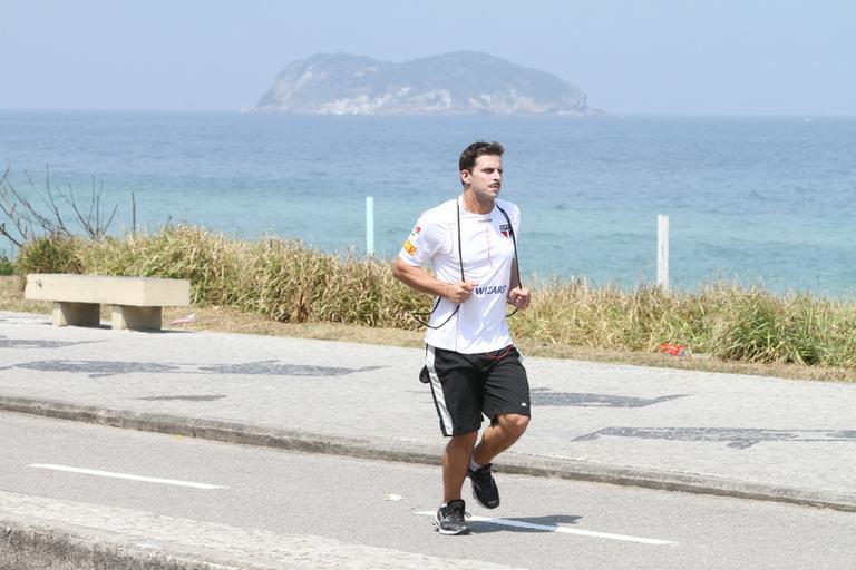 Henri Castelli corre na calçada da Barra da Tijuca, Rio de Janeiro