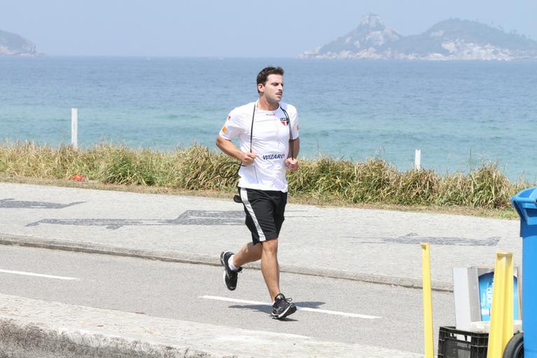 Henri Castelli corre na calçada da Barra da Tijuca, Rio de Janeiro