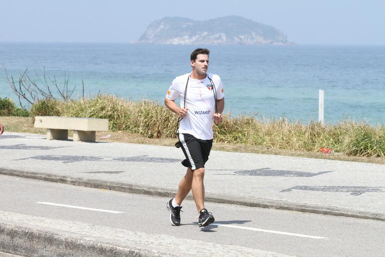 Henri Castelli corre na calçada da Barra da Tijuca, Rio de Janeiro