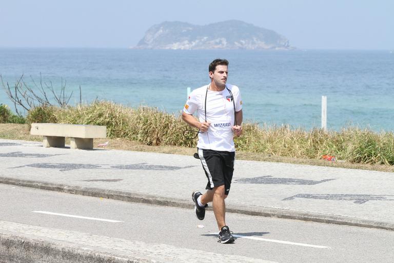 Henri Castelli corre na calçada da Barra da Tijuca, Rio de Janeiro