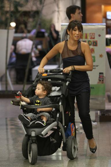 Daniele Suzuki com o filho Kauai