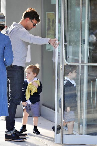 Ricky Martin leva gêmeos à escola em Nova York, nos Estados Unidos