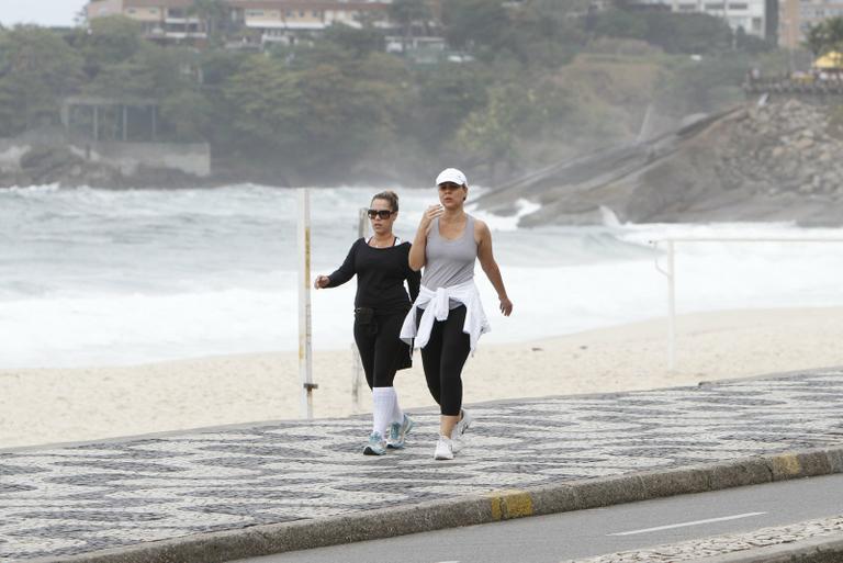 Giulia Gam se exercita na orla do Leblon, Rio de Janeiro