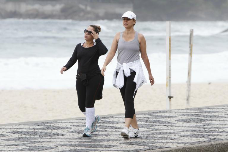 Giulia Gam se exercita na orla do Leblon, Rio de Janeiro