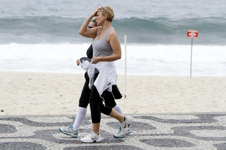 Giulia Gam se exercita na orla do Leblon, Rio de Janeiro