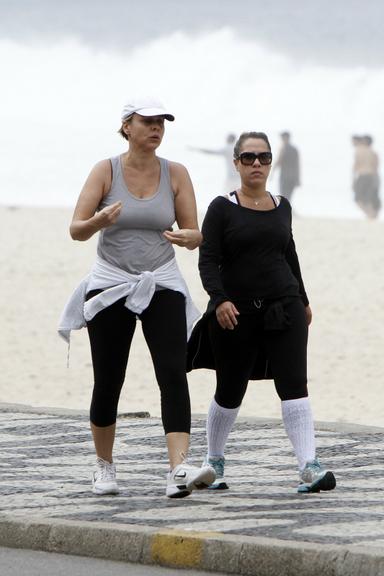 Giulia Gam se exercita na orla do Leblon, Rio de Janeiro