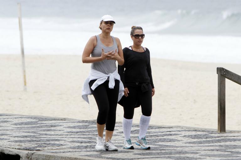 Giulia Gam se exercita na orla do Leblon, Rio de Janeiro