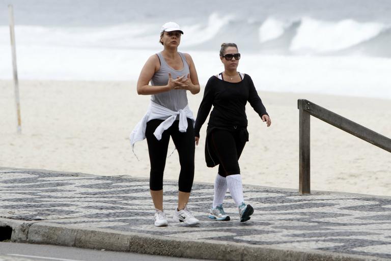 Giulia Gam se exercita na orla do Leblon, Rio de Janeiro