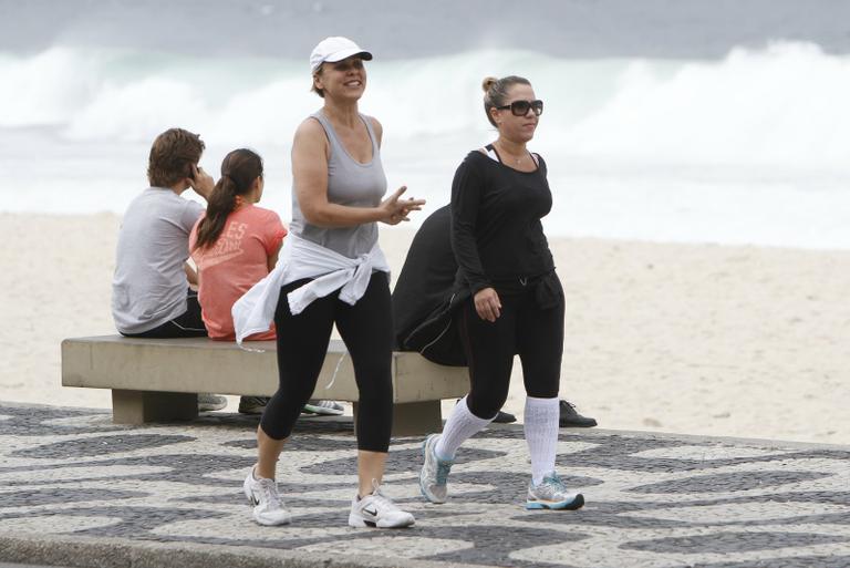 Giulia Gam se exercita na orla do Leblon, Rio de Janeiro