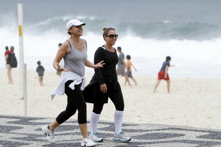 Giulia Gam se exercita na orla do Leblon, Rio de Janeiro