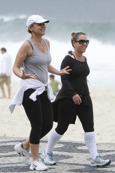 Giulia Gam se exercita na orla do Leblon, Rio de Janeiro