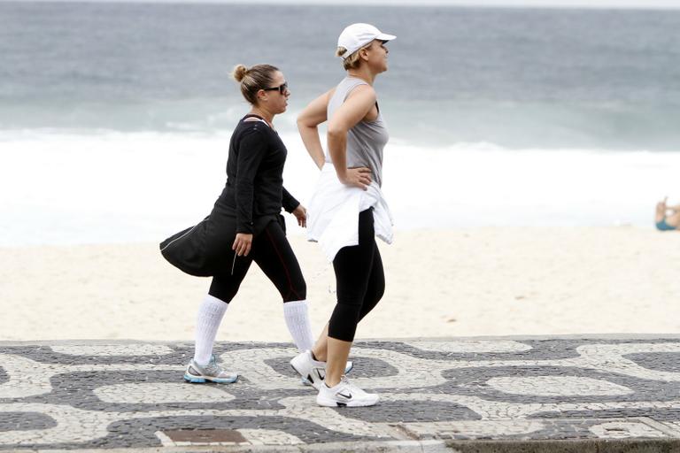 Giulia Gam se exercita na orla do Leblon, Rio de Janeiro