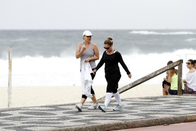 Giulia Gam se exercita na orla do Leblon, Rio de Janeiro