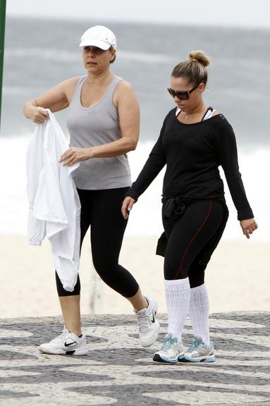 Giulia Gam se exercita na orla do Leblon, Rio de Janeiro