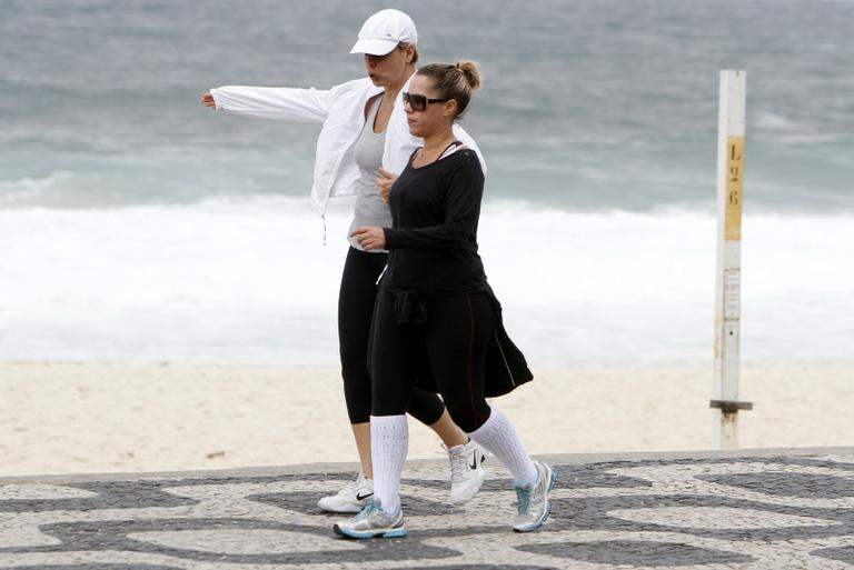 Giulia Gam se exercita na orla do Leblon, Rio de Janeiro