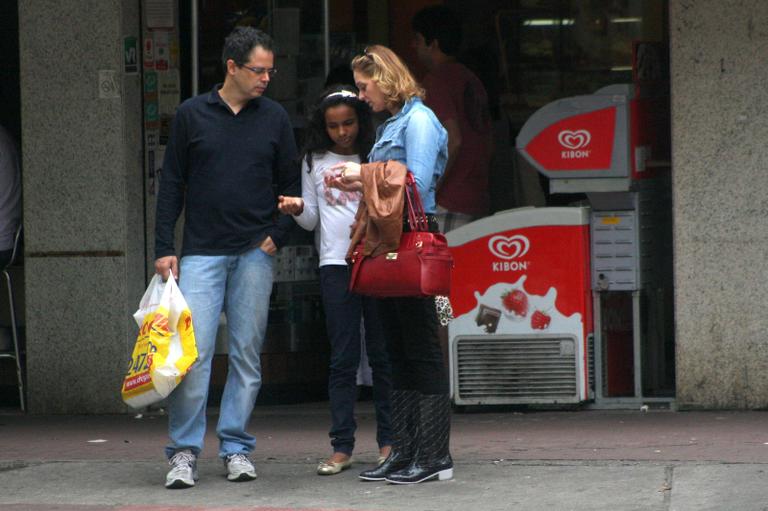 Alexandra Richter passeia em Ipanema com o marido Ronaldo Braga e a filha Gabriela