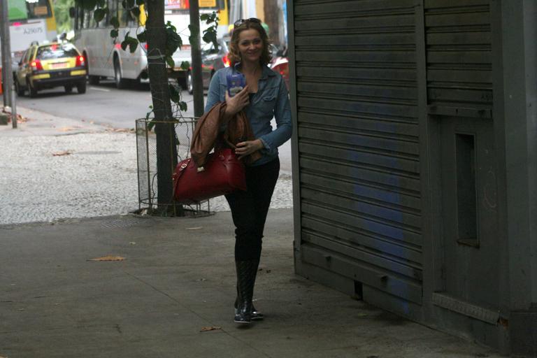 Alexandra Richter passeia em Ipanema com o marido Ronaldo Braga e a filha Gabriela