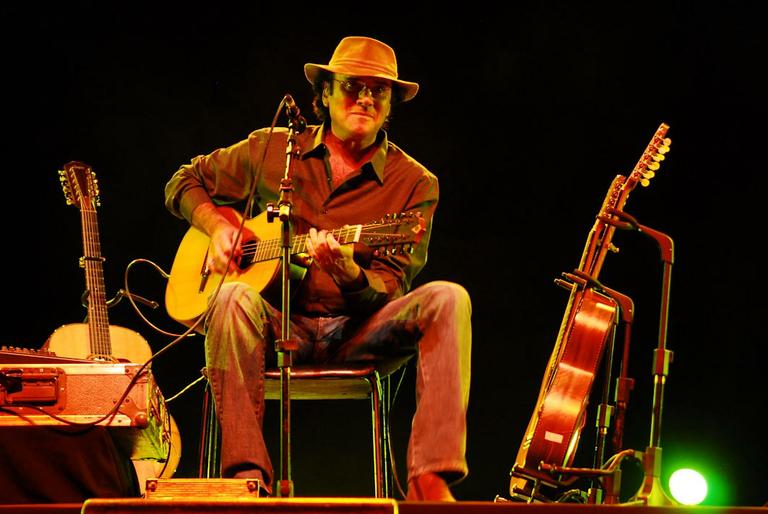 Almir Sater canta para os paulistas