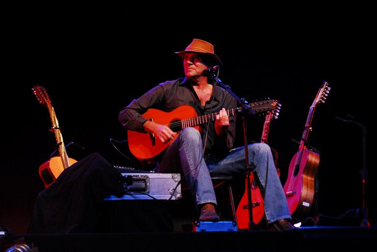 Almir Sater canta para os paulistas