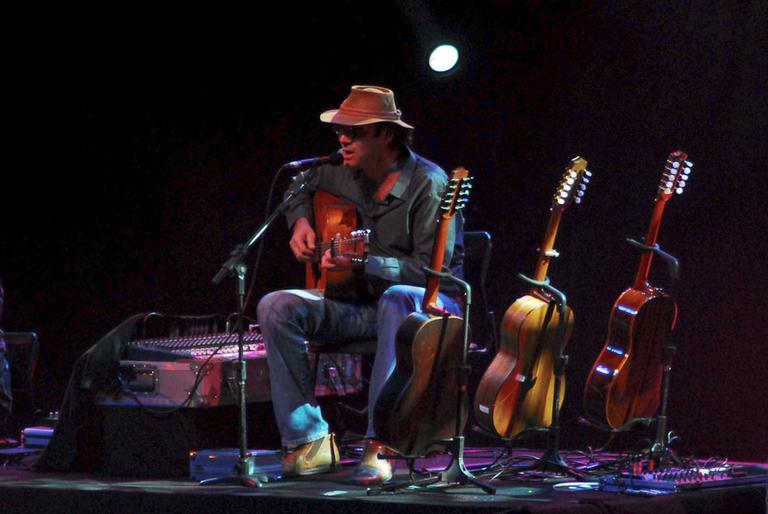 Almir Sater canta para os paulistas