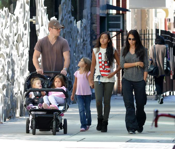 Matt Damon leva suas garotas para passear em parque de Nova York, Estados Unidos