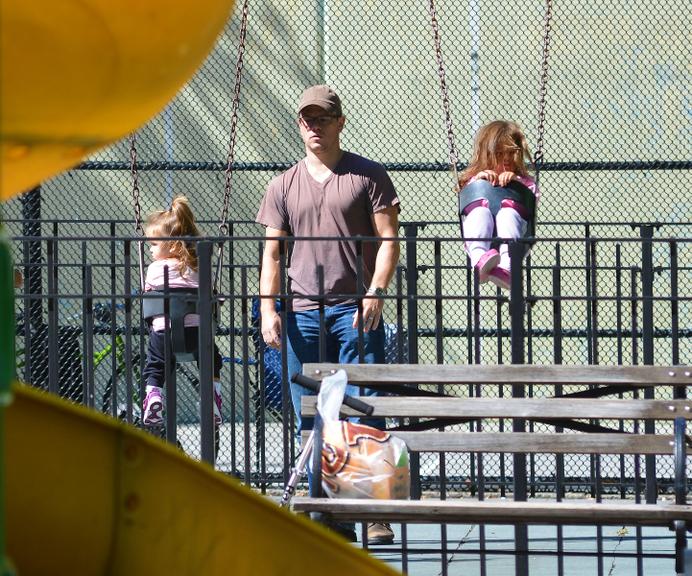 Matt Damon leva suas garotas para passear em parque de Nova York, Estados Unidos