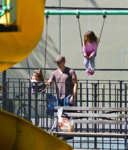 Matt Damon leva suas garotas para passear em parque de Nova York, Estados Unidos