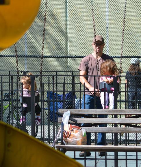 Matt Damon leva suas garotas para passear em parque de Nova York, Estados Unidos