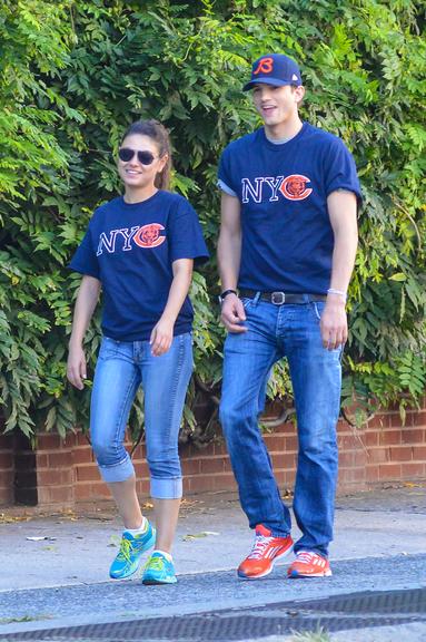 Ashton Kutcher e Mila Kunis passeiam com roupas idênticas