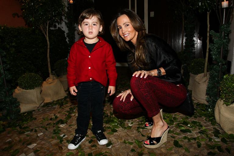 Pietro, filho de Otávio Mesquita, ao lado da mamãe, Melissa Wilman