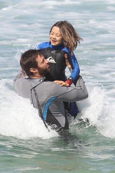 Hugh Jackman curte praia australiana ao lado da família