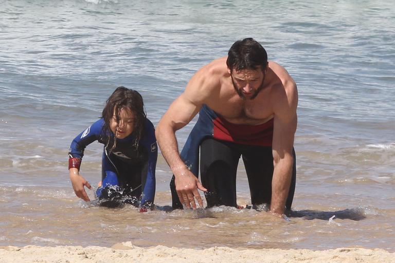 Hugh Jackman curte praia australiana ao lado da família