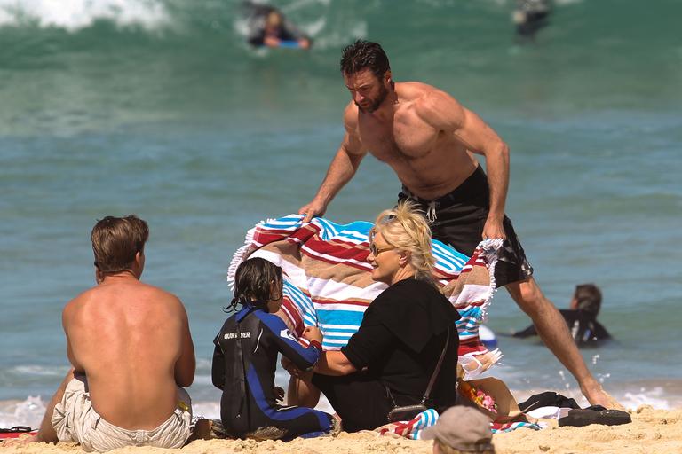 Hugh Jackman curte praia australiana ao lado da família