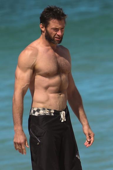 Hugh Jackman curte praia australiana ao lado da família