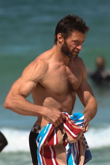 Hugh Jackman curte praia australiana ao lado da família