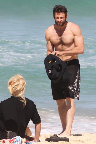 Hugh Jackman curte praia australiana ao lado da família