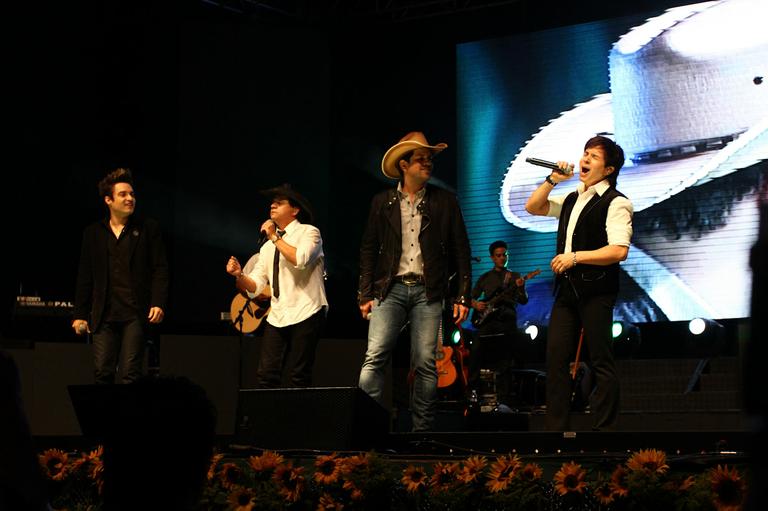 Chitãozinho Xororó cantam com Fernando e Sorocaba em evento beneficente