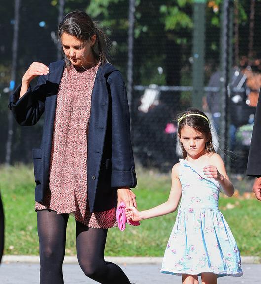 Suri Cruise se diverte em parque de Nova York, nos Estados Unidos