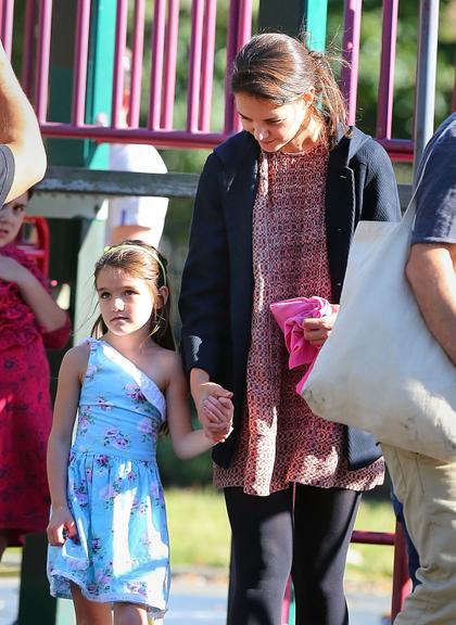 Suri Cruise se diverte em parque de Nova York, nos Estados Unidos