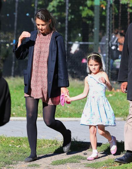 Suri Cruise se diverte em parque de Nova York, nos Estados Unidos