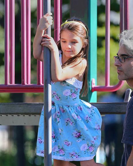 Suri Cruise se diverte em parque de Nova York, nos Estados Unidos