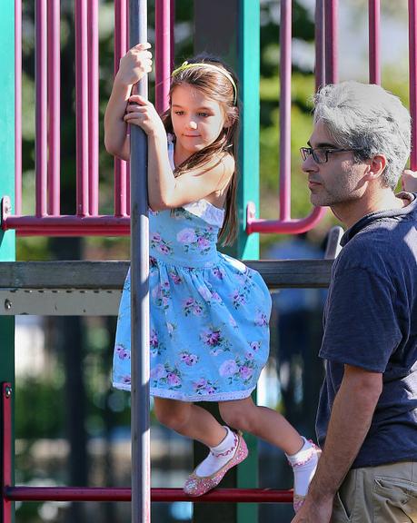 Suri Cruise se diverte em parque de Nova York, nos Estados Unidos