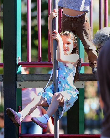 Suri Cruise se diverte em parque de Nova York, nos Estados Unidos