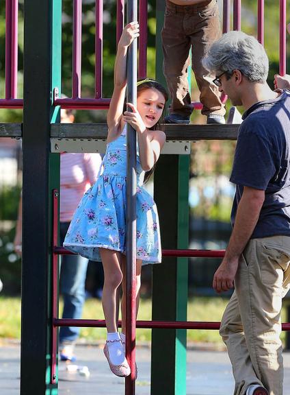 Suri Cruise se diverte em parque de Nova York, nos Estados Unidos