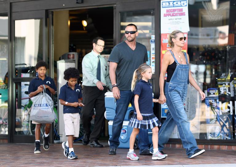 Ao lado do namorado, Martin Kristen, Heidi Klum busca filhos na escola