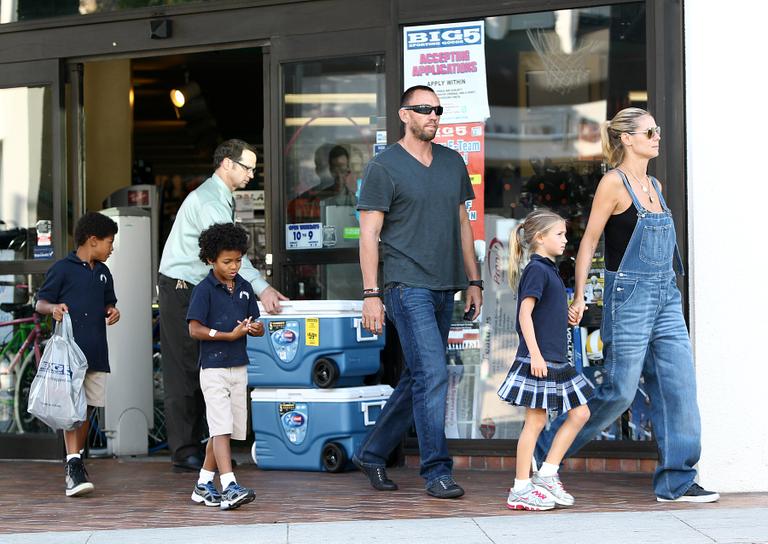 Ao lado do namorado, Martin Kristen, Heidi Klum busca filhos na escola