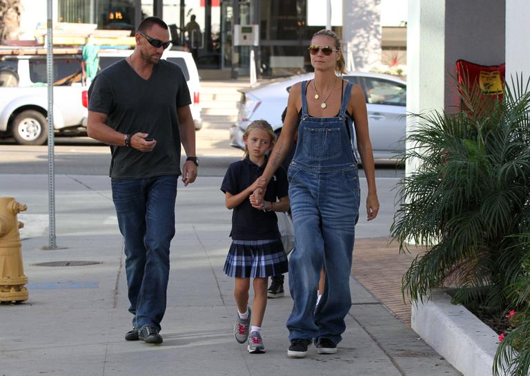 Ao lado do namorado, Martin Kristen, Heidi Klum busca filhos na escola