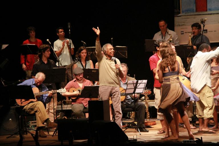 Gilberto Gil se apresenta com flautistas no Rio