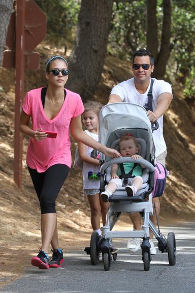 Ao lado da família, Jessica Alba se exercita em Beverly Hills, Los Angeles